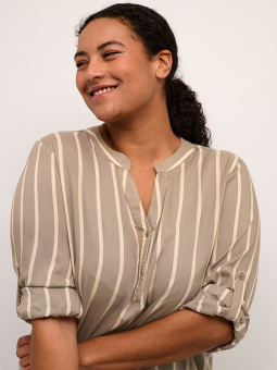 Kaffe Curve SIDA - Sandfarvet viskose bluse med beige striber
