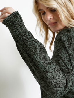 Kaffe Curve RIANA - Grøn viskose bluse med elastik kant og sort print