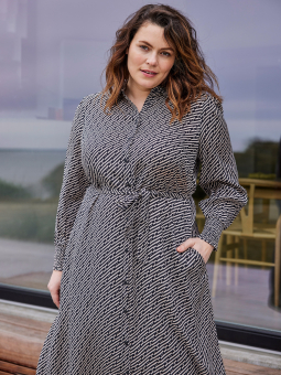 Kaffe Curve NANNI - Sort viskose skjorte kjole med blank overflade og beige mønster