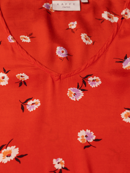 Kaffe Curve OLLY - Rød viskose kjole med blank overflade og blomster print