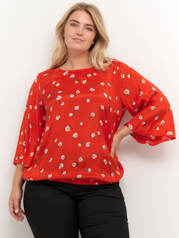 Kaffe Curve OLLY - Rød viskose bluse med blank overflade og blomster print