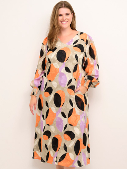 Kaffe Curve AKKY - Sandfarvet chiffon kjole i grafisk print 