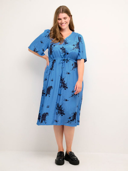 AKKY - Sandfarvet chiffon kjole i grafisk print 