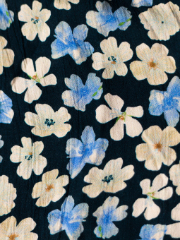 Kaffe Curve TIRI AMI - Sort viskose nederdel med blå og beige blomster