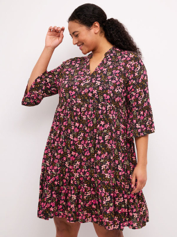 Kaffe Curve MARACA - Kjole i crépet viskose med pinke blomster