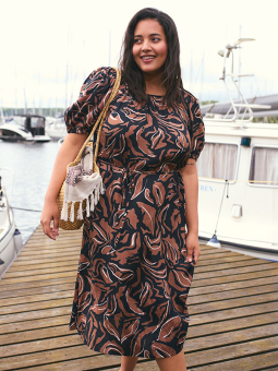 FREYI - Sort chiffon kjole med smukke detaljer