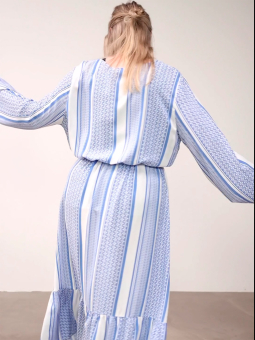 Only Carmakoma Carmarrakesh - Hvid viskose kjole med smart blåt mønster