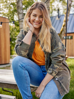 Only Carmakoma CHARLIE - Denim jakke i grøn camouflage print