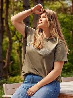 Only Carmakoma MIKO - Grøn bomulds t-shirt med nitte tryk