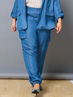 CARCHARIS - Plus Size Bukser fra Only Carmakoma