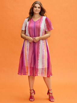 CELINA - Rosa kjole i to lag med bindebånd og trompetærmer