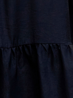 Zhenzi LEGACY - Sort satin kjole med flæsekant