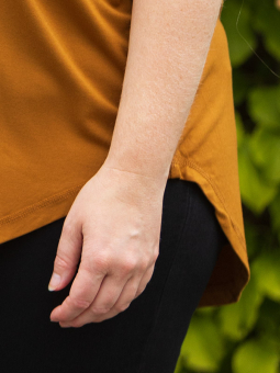 Gozzip GITTE - Karrygul viskosebluse med korte ærmer