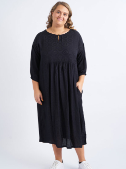 ERNA - Plus Size Kjole fra Adia