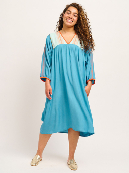 Blå mønstret viskose kjole med bomuldsstrik i halsudskæringen