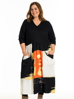 ILLONA - Plus Size Kjole fra Gozzip