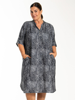 LAILA - Plus Size Kjole fra Gozzip Black