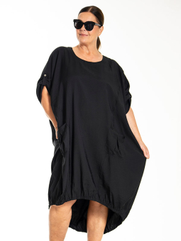 LYNETT - Plus Size Kjole fra Gozzip Black