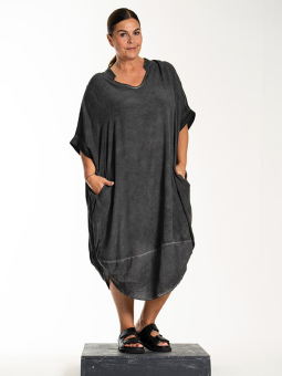 LOLO - Plus Size Kjole fra Gozzip Black