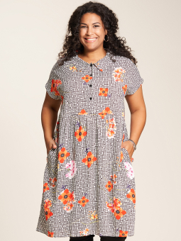 Christine - Viskose bluse med V-hals og smukt blomster print i sort, hvid og gul