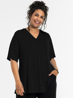 Studio LYKKE - Sort t-shirt i viskose jersey med v-hals