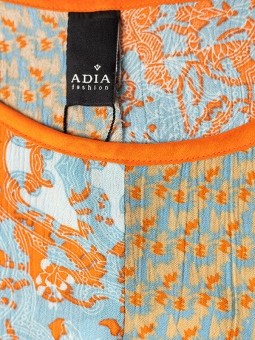Adia Blå bluse i crepet viskose med sand og orange mønster