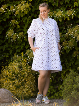 Aprico Everett - Sød hvid bomulds skjorte kjole med fine blomster