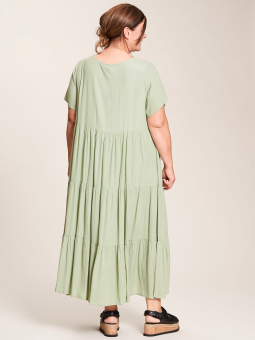Gozzip Sussie - Flot lang flæse kjole i lys grøn viskose i ekstra høj kvalitet