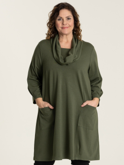 SUSSIE - Flot lang flæse kjole i militærgrøn viskose