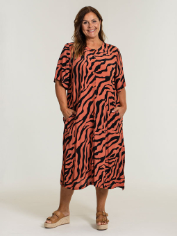 Gozzip Lenja - Coral farvet viskose kjole med sort print