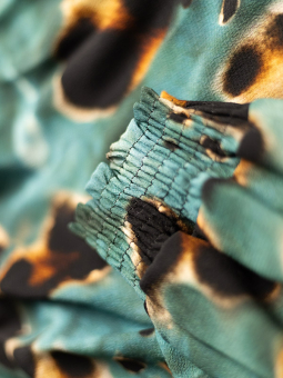 Gozzip THILDE - Petroleumsfarvet bluse med leopardprint