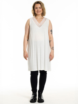 GEOGINA - Plus Size Kjole fra Gozzip