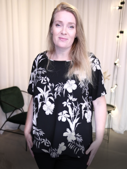 Only Carmakoma Sort bluse med flot hvidt blomsterprint 