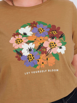 Only Carmakoma Car MAEVE - Lys brun T-shirt med print af smukke blomster 
