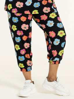 Studio GUDRUN - Løse 7/8 bukser i sort viskose jersey med blomster print