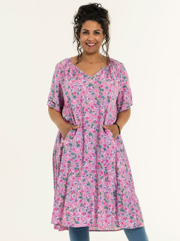 Studio YELVA - Pink viskose kjole med lommer og flæsekant 
