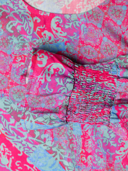 Studio BODIL - Lang pink viskose kjole med blåt mønster