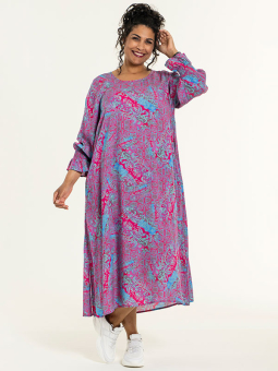 Studio BODIL - Lang pink viskose kjole med blåt mønster
