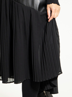 Studio HABIBA - Sort kjole med detaljer i chiffonplissé og imiteret skind