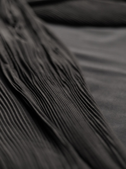 Studio HENNA - Sort bluse med ærmer og flæsekant i chiffonplissé