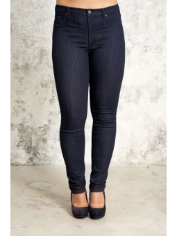 Carmen - Sorte powerstretch jeans med kort benlængde