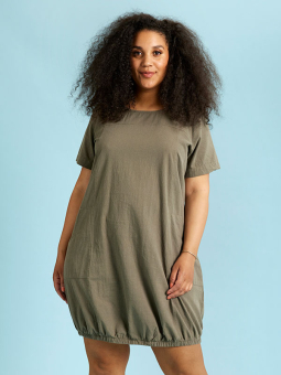 AMIN - Plus Size Kjole fra Zhenzi