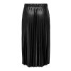 Car ANINO - Lang sort plisse nederdel med elastik i taljen fra Only Carmakoma