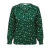 Car CAROLA - Flot grøn bluse med bred smock elastik i bunden og fint blomster print fra Only Carmakoma