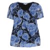 Kecia - Flot sort bluse med fine blå blomster fra Zhenzi
