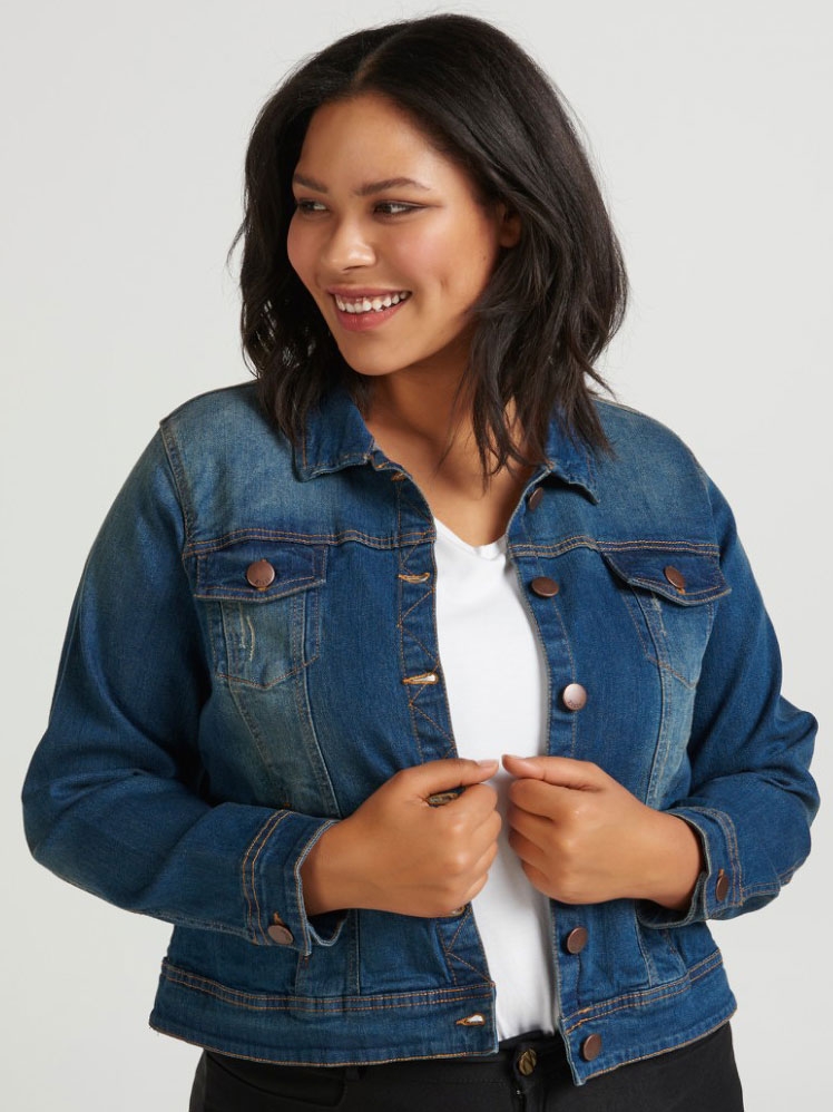 Zizzi Blå denim jakke med slid detaljer og brystlommer, 50-52 / L female 50-52 / ⋆ 349.00 DKK