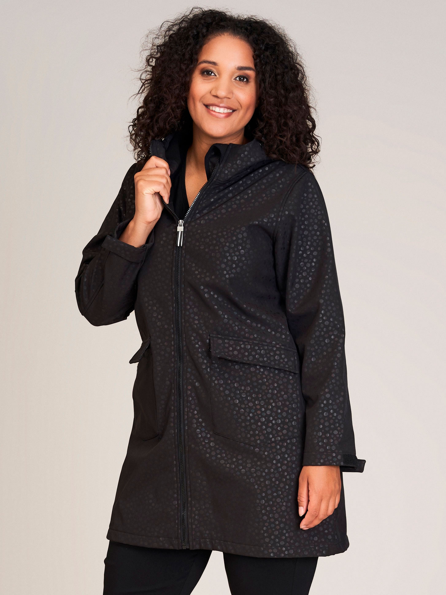 Billede af Sort softshell jakke med hætte og mønster